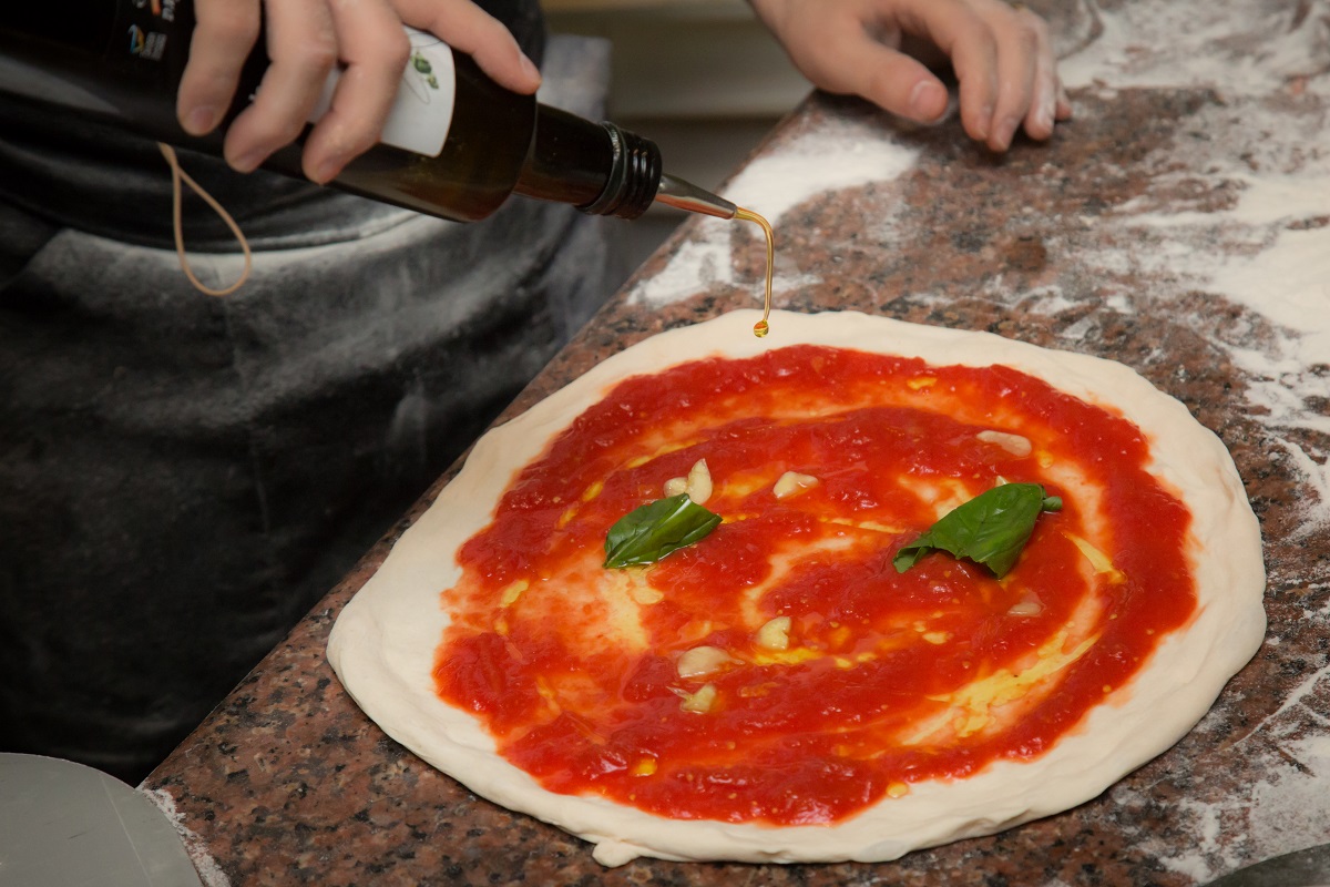 Preparazione di una pizza napoletana