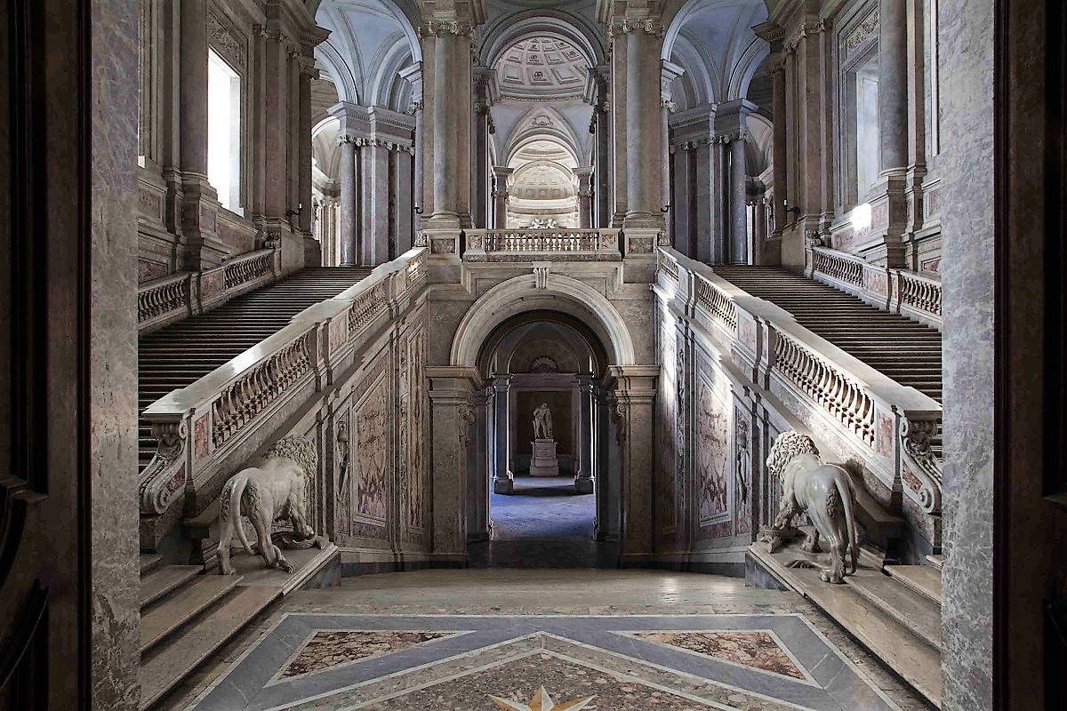 Visitare la Reggia di Caserta da Napoli - scalinata