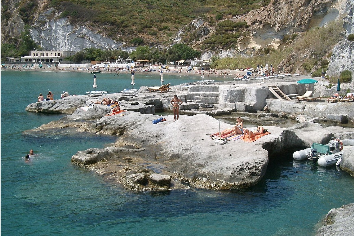 Vacanze a Ponza come arrivare e cosa fare nell’isola pontina - spiaggia_di_Frontone-wikipediait