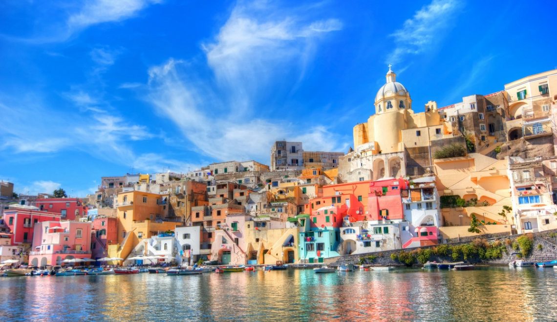 Isola di Procida: spiagge da sogno e colori al largo di Napoli