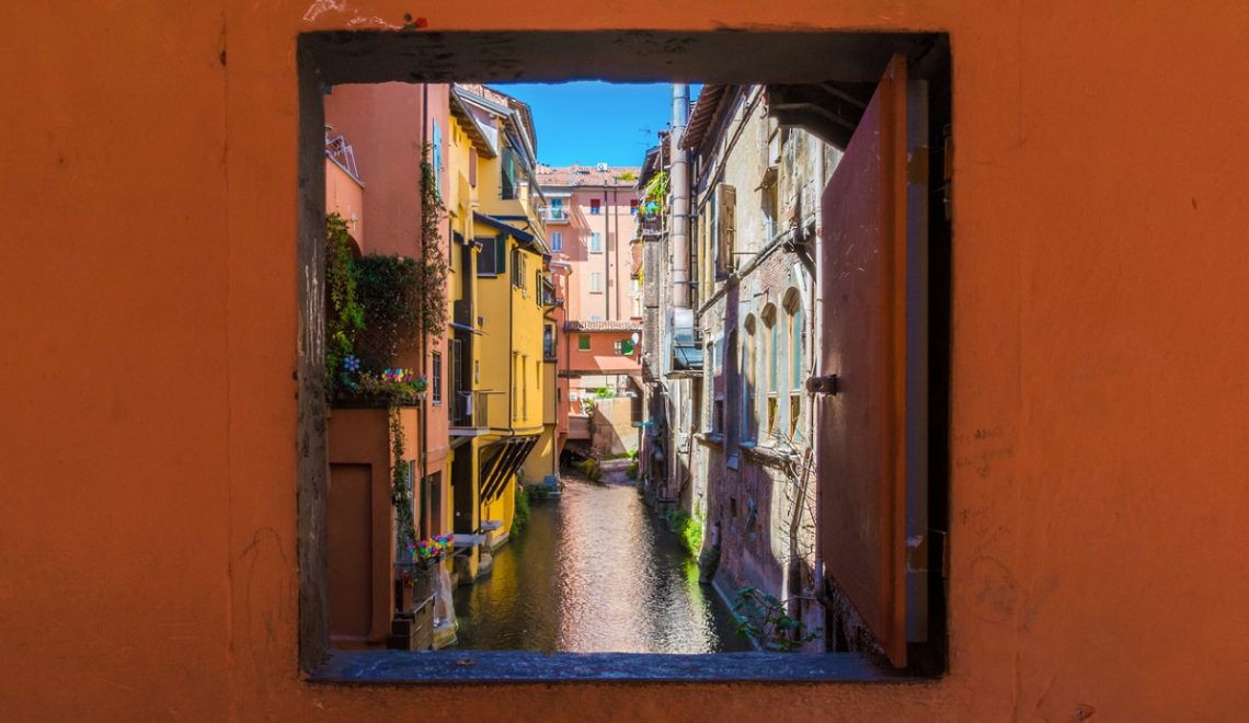 Visitare la Bologna sotterranea dai canali ai Bagni di Mario - finestrella via Piella