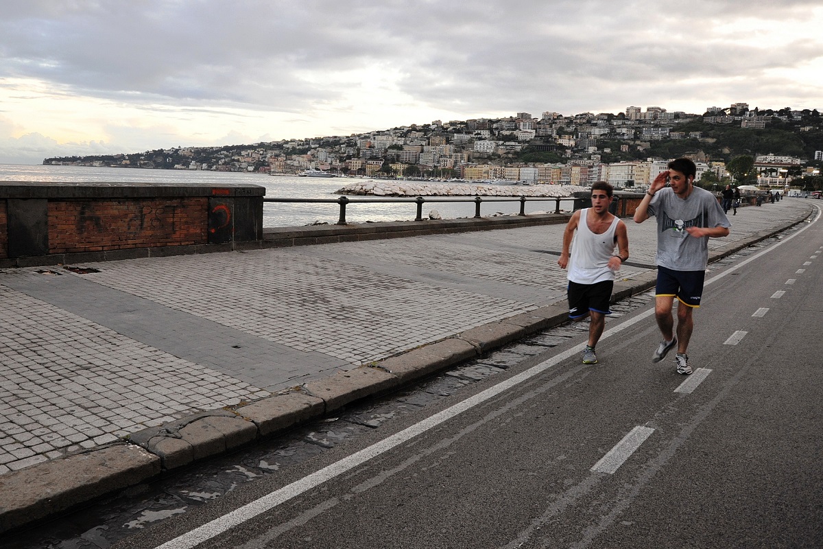 Andare a correre anche in trasferta - mare Napoli credits Giulio via Flickr