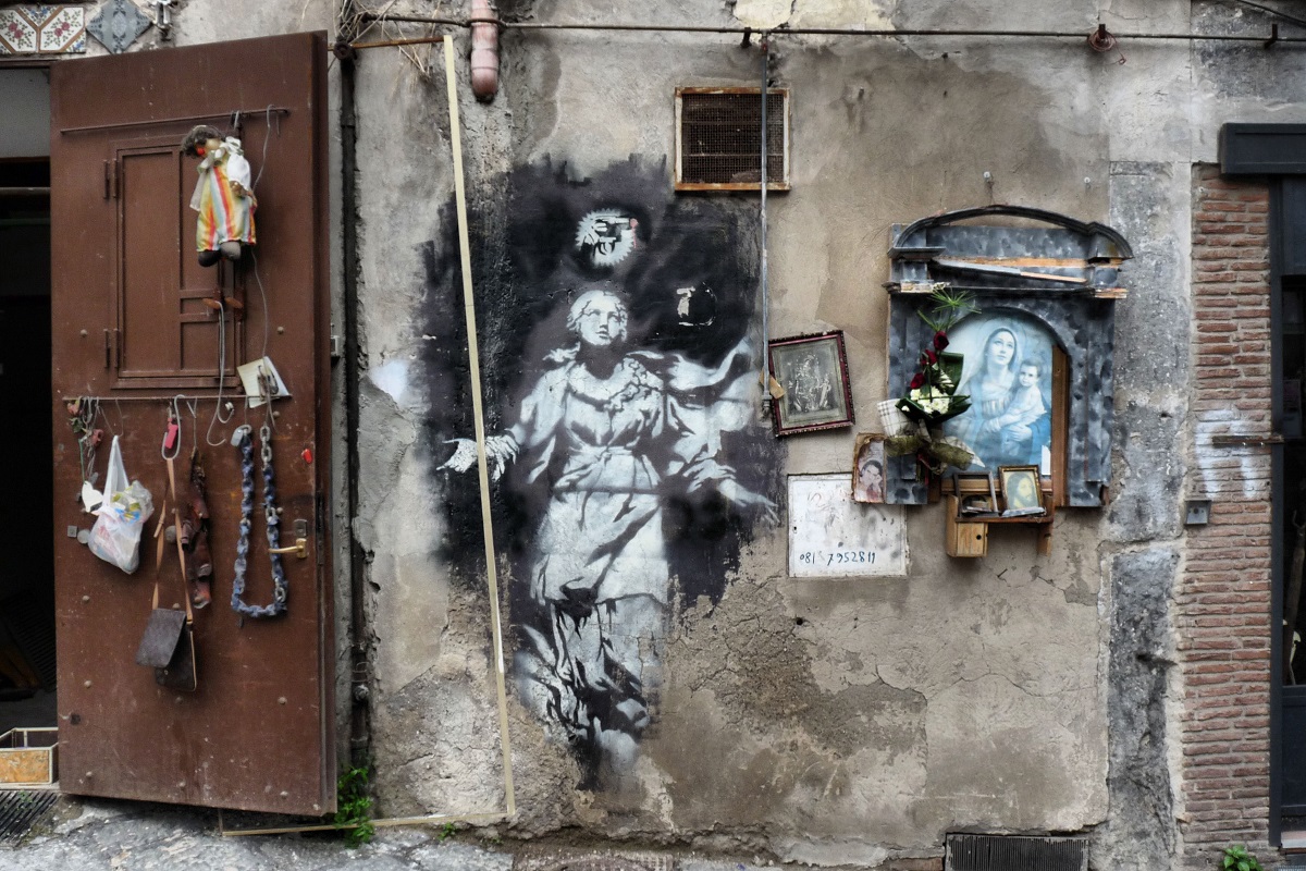 Street art a Napoli - Banksy Madonna con la pistola credits barbara via Flickr