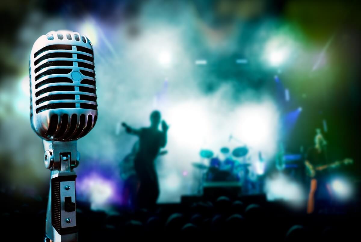 microfono con palco sullo sfondo