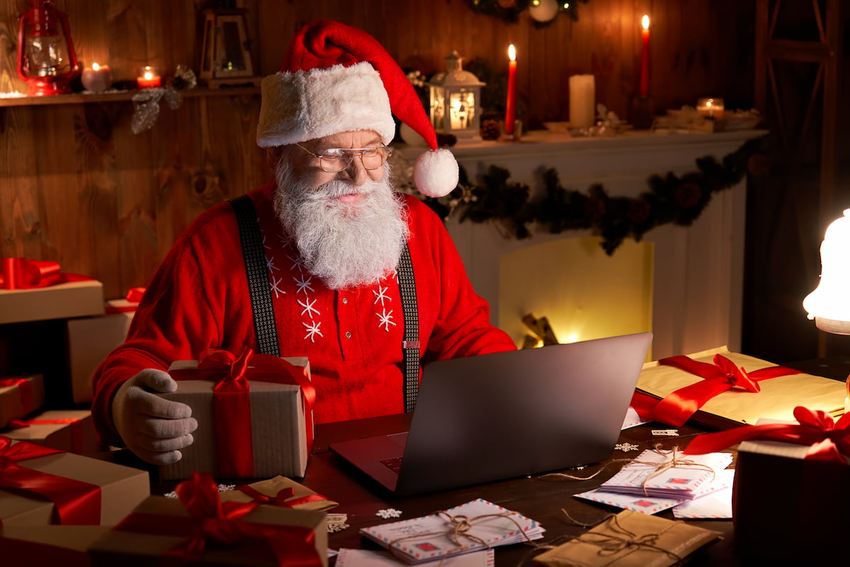 Babbo Natale che legge la posta elettronica
