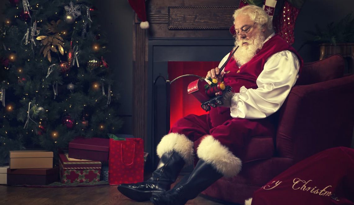 Babbo Natale seduto sulla poltrona