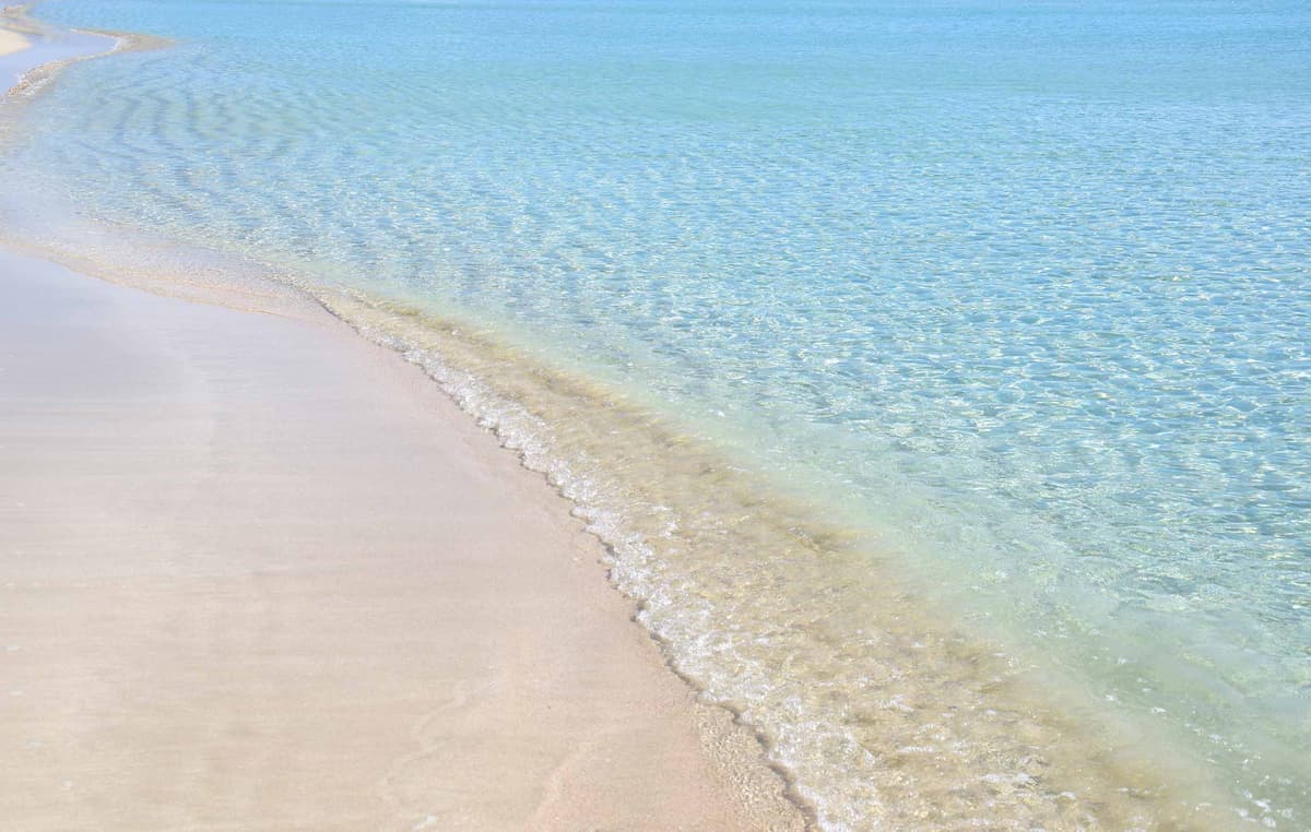  lunga distesa di sabbia dorata della Spiaggia di Sant’Isidoro