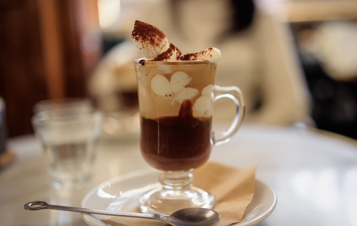 Bicerin, che in piemontese significa bicchierino, una tipica bevanda analcolica torinese composta da caffè, cioccolato e crema di latte
